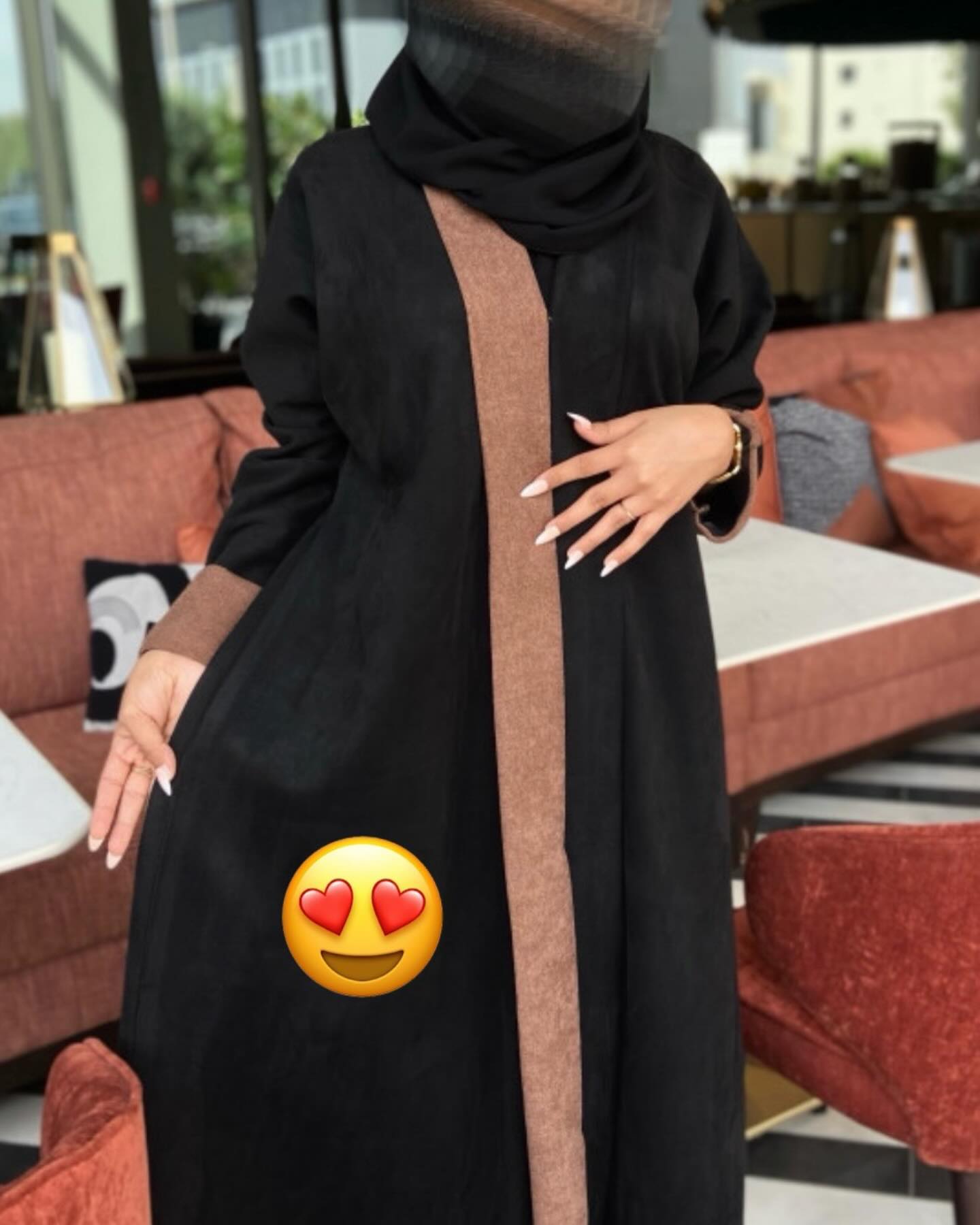 عباية مخمل سوداء مزينة باللؤلؤ