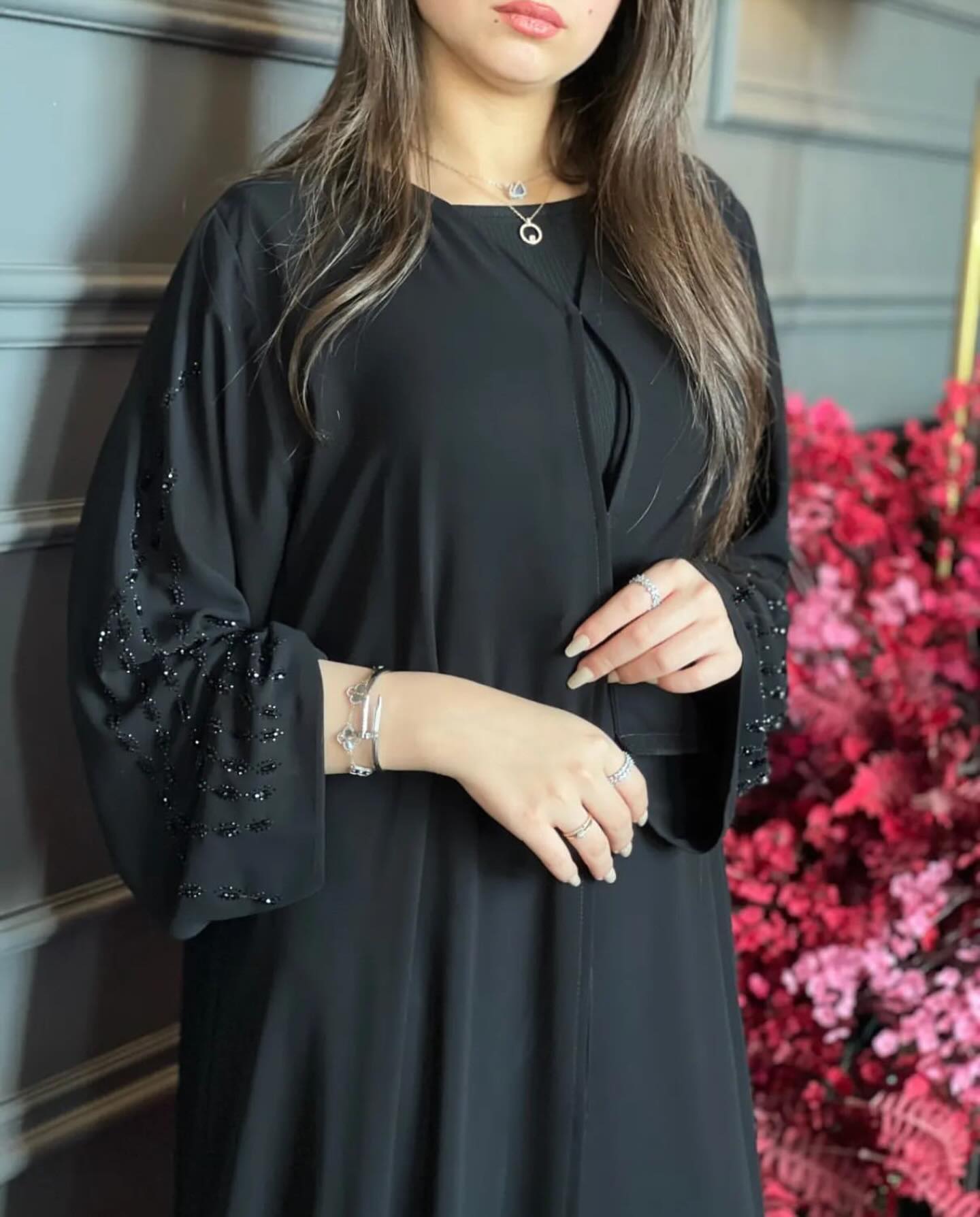 عباية سوداء بزخرفة خرز على الأكمام
